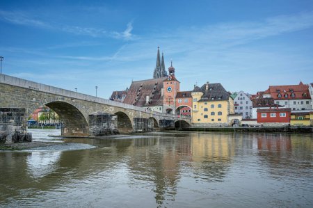 Antiguo puente de piedra medieval y casco antiguo histórico de Ratisbona, Alemania.