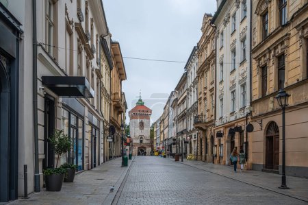 Foto de St. Florian 's Gate en Cracovia, Polonia. Calle turística con tiendas, cafés - Imagen libre de derechos