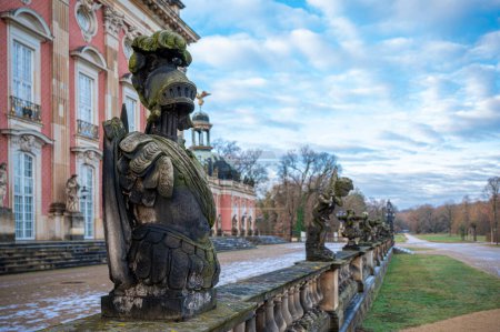 Estatuas de caballero de piedra cerca del palacio en Potsdam, Alemania