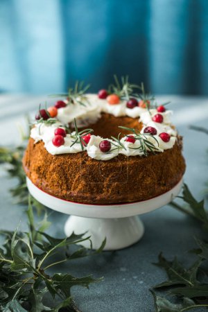 Téléchargez les photos : Gâteau de fruits de Noël décoré avec des tranches prises - en image libre de droit