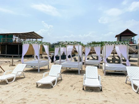 Téléchargez les photos : Vue des chaises et des lits sur la plage - en image libre de droit