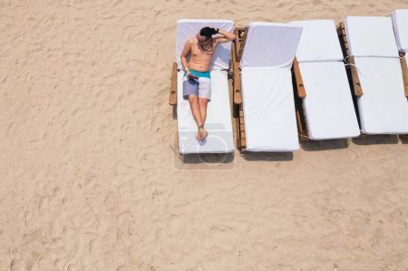 Téléchargez les photos : Vue aérienne d'un homme sur une plage des Caraïbes - en image libre de droit