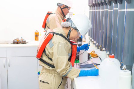 Téléchargez les photos : Chimistes utilisant des bouteilles océanographiques pour goujons marins - en image libre de droit