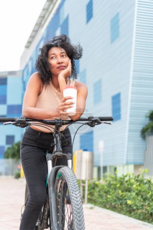 Vélo réfléchi avec café dans la ville