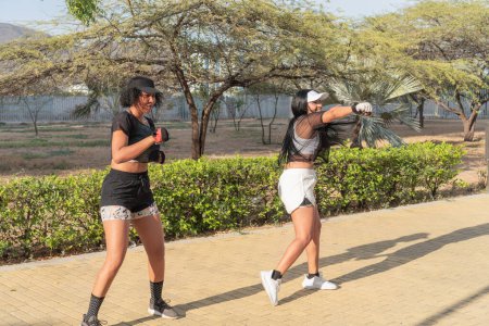 Foto de Dos mujeres dedicadas al entrenamiento de fitness de combate al aire libre - Imagen libre de derechos