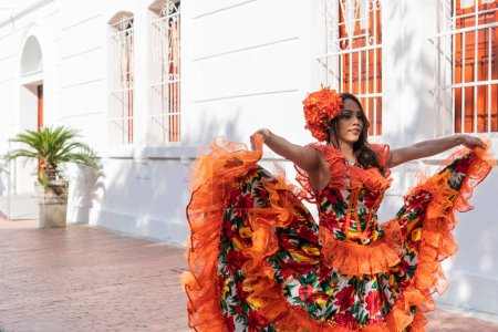 Junge Frau führt traditionellen kolumbianischen Tanz auf