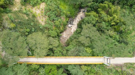 Luftaufnahme einer Brücke über einen Waldbach. Jardin, Kolumbien