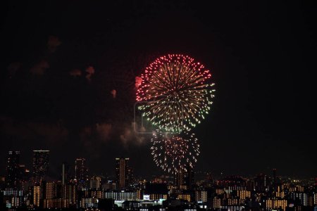 Foto de Vista de fuegos artificiales durante un festival de verano con una noche de cielo despejado Osaka, Japón - Imagen libre de derechos