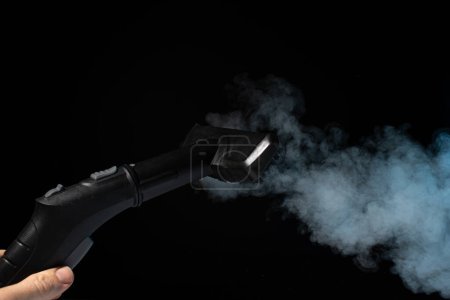 Téléchargez les photos : Concept de lavage à la vapeur propre sur fond noir - en image libre de droit