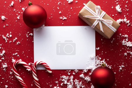 Foto de Banner con regalo de Navidad y decoraciones sobre fondo rojo - Imagen libre de derechos