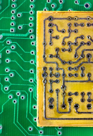 Circuits imprimés verts et jaunes. Technologie du matériel informatique électronique macro. Une puce de carte mère numérique. Microprocesseur, transistors, semi-conducteurs en silicium. Sciences techniques. 