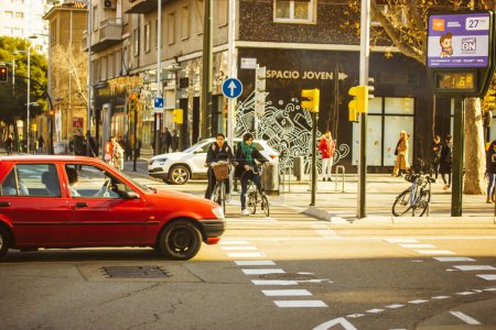Foto de Zaragoza España 16 de octubre de 2022 Calle de la ciudad con coches y personas montando en bicicleta Apartamentos residenciales en barrio. Edificios multifamiliares. Bienes raíces Zona de suburbios. Camino de asfalto con marcas - Imagen libre de derechos