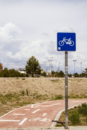Foto de Carril bici con una señal azul que muestra una bicicleta en un entorno urbano. Un lugar donde se permite andar en bicicleta. Un medio de transporte ecológico para el estilo de vida urbano. - Imagen libre de derechos
