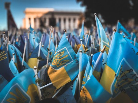Téléchargez les photos : Kiev, Ukraine. 2 octobre 2023 De nombreux petits drapeaux ukrainiens jaunes et bleus sur la place principale Maidan Nezalezhnosti. Mémoire des victimes de la guerre russo-ukrainienne. - en image libre de droit