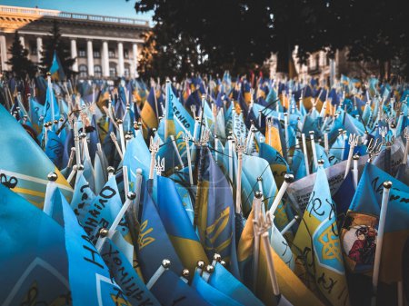 Téléchargez les photos : Kiev, Ukraine. 2 octobre 2023 De nombreux petits drapeaux ukrainiens jaunes et bleus sur la place principale Maidan Nezalezhnosti. Mémoire des victimes de la guerre russo-ukrainienne. - en image libre de droit