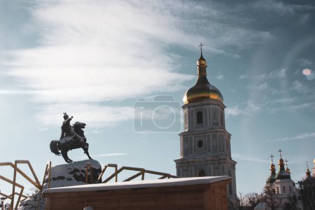 Foto de Kiev, Ucrania, 1 de enero de 2021 Monumento a Bogdan Khmelnitsky y el campanario de la catedral de Santa Sofía en la plaza de Santa Sofía. Winter City, un hito de Europa. Un jinete en un monumento a caballo. - Imagen libre de derechos