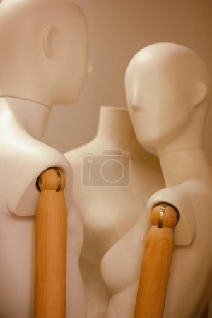 Téléchargez les photos : Deux mannequins en bois détail rapproché. Femme et homme amoureux qui se regardent. Problèmes relationnels, concept de psychologie. Femmes, sentiments masculins - en image libre de droit
