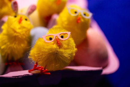 Téléchargez les photos : Élégantes poulets de Pâques jaunes gais dans des lunettes de soleil roses célébrant Pâques vacances joie. bricolage artisanat décorations saisonnières pour les festivités de printemps. - en image libre de droit