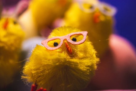 Téléchargez les photos : Élégantes poulets de Pâques jaunes gais dans des lunettes de soleil roses célébrant Pâques vacances joie. bricolage artisanat décorations saisonnières pour les festivités de printemps. - en image libre de droit