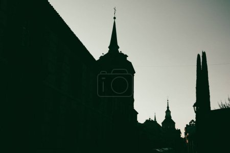 Kontrast Burgsilhouette gegen hellen Abendhimmel. Antike Architektur schwarz-weiß monochromen Hintergrund. Scharfe Türme eines Märchenschlosses.