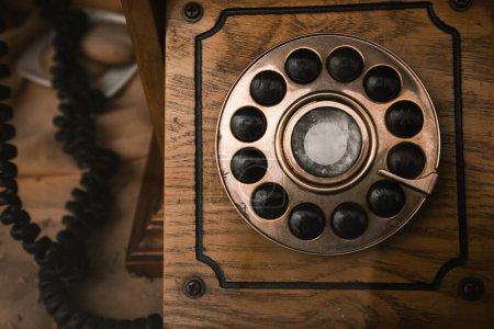 Foto de Caja de madera de un viejo teléfono giratorio vintage. Teléfonos retro con auricular. Obsoleto, ya no se usa el teléfono. Tecnologías nostálgicas. - Imagen libre de derechos
