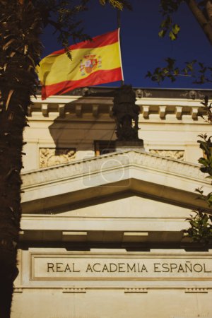 Foto de Madrid, España. 1 de mayo de 2024 Real Academia Española. Real Academia Española Antiguo edificio español naranja, columnas. Arquitectura neoclásica histórica. - Imagen libre de derechos