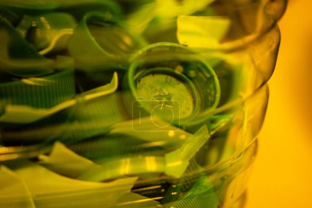 Reciclaje de tapas de botellas de plástico verde para ser reutilizados para la fabricación. Nueva vida al viejo concepto de basura. Trituradora de plástico Proceso de reutilización.