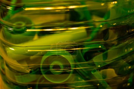 Recyclage des bouchons de bouteilles en plastique vert à réutiliser pour la fabrication. Nouvelle vie à l'ancien concept de poubelle. Déchiqueteuse en plastique Processus de réutilisation.
