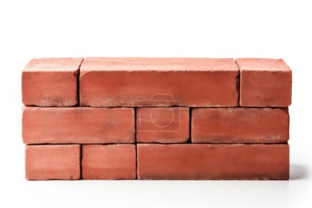 Téléchargez les photos : Briques rouges, mur de briques, maçonnerie isolée sur fond blanc. Briques d'argile solide utilisées pour la construction. - en image libre de droit