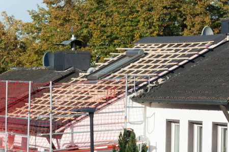 Foto de HEILIGENHAUS, NRW, ALEMANIA - OKTOBER 10, 2022 Primer plano de la azotea de la casa cubierta con tejas de cerámica. Revestimiento de azulejos del edificio - Imagen libre de derechos
