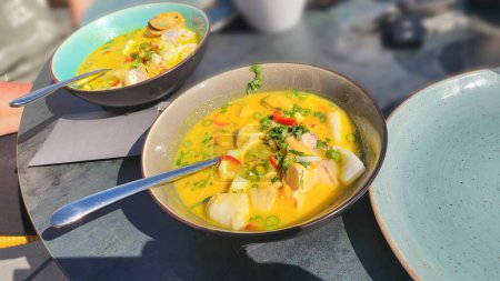 Téléchargez les photos : Soupe de poisson traditionnelle corse française aux moules et baguette à l'ail comme une vue de dessus dans une casserole - en image libre de droit