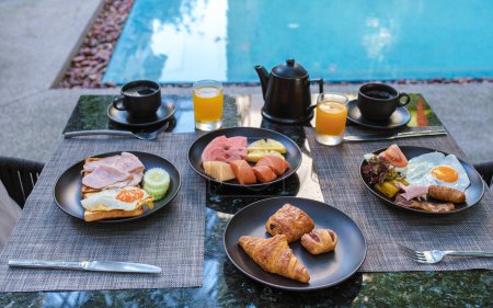 Téléchargez les photos : Vue de dessus du petit déjeuner le matin au bord d'une piscine - en image libre de droit