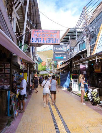 Téléchargez les photos : Koh Phi Phi Don Thaïlande Novembre 2022, boutiques de souvenirs à pied rue Phi Phi. - en image libre de droit