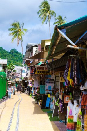 Téléchargez les photos : Koh Phi Phi Don Thaïlande Novembre 2022, boutiques de souvenirs à pied rue Phi Phi. - en image libre de droit