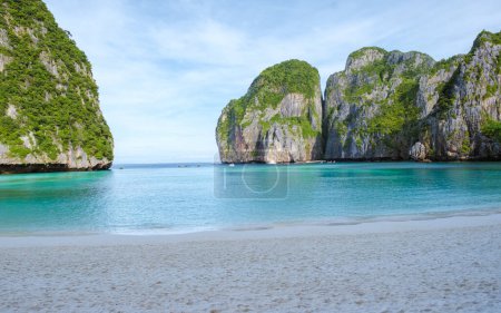 Foto de Playa vacía de Maya Bay playa Koh Phi Phi Tailandia por la mañana con turqouse océano de color. - Imagen libre de derechos