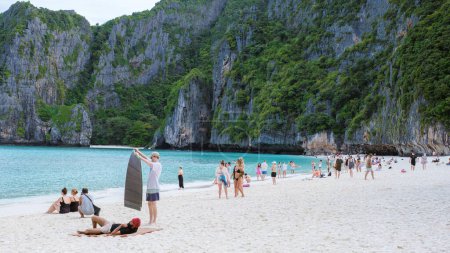Foto de Gente en la playa de Maya Bay Playa Koh Phi Phi Tailandia Noviembre 2022 - Imagen libre de derechos