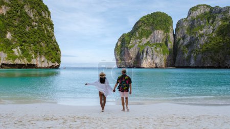 Foto de Las mujeres tailandesas y los hombres caucásicos caminan en la playa de Maya Bay Beach Koh Phi Phi Tailandia con turqouse color océano. - Imagen libre de derechos