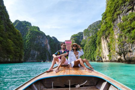 Téléchargez les photos : Couple hommes et femmes en bateau Longtail au lagon de Koh Phi Phi Thaïlande. Lagune de Pileh Thaïlande Koh Phi Phi - en image libre de droit