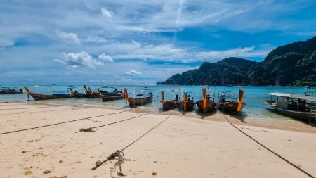 Téléchargez les photos : Koh Phi Phi Thaïlande Novembre 2022, bateaux à queue longue sur la plage de Koh Phi Phi Don. - en image libre de droit
