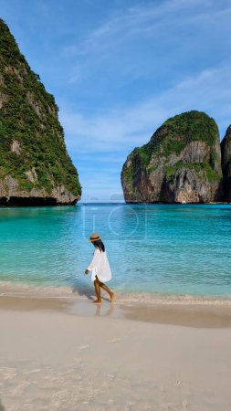 Foto de Tailandesas asiáticas caminan en la playa con un sombrero en Maya Bay Koh Phi Phi Tailandia. - Imagen libre de derechos
