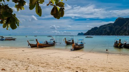 Foto de Koh Phi Phi Tailandia noviembre 2022, barcos de cola larga en la playa de Koh Phi Phi Don. - Imagen libre de derechos