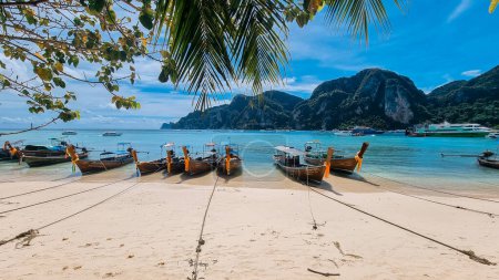 Foto de Koh Phi Phi Tailandia noviembre 2022, barcos de cola larga en la playa de Koh Phi Phi Don. - Imagen libre de derechos