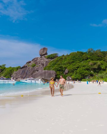 Téléchargez les photos : Un couple d'hommes et de femmes en voyage à l'île tropicale avec plage de sable blanc Similan Islands Thaïlande. - en image libre de droit