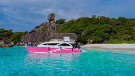 Foto de Barco turístico y playa turca de color océano y blanco en la isla tropical Similan Island Tailandia. - Imagen libre de derechos