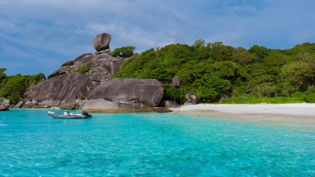 Téléchargez les photos : Turqouse couleur océan et plage de sable blanc à l'île tropicale Similan Island Thaïlande. - en image libre de droit