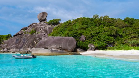 Téléchargez les photos : Turqouse couleur océan et plage de sable blanc à l'île tropicale Similan Island Thaïlande par une journée ensoleillée - en image libre de droit