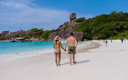 Foto de Un par de hombres y mujeres están caminando en una playa tropical en Tailandia, Islas Similan. - Imagen libre de derechos