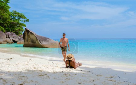 Foto de Similan Islands Tailandia, pareja de hombres y mujeres en una playa tropical en Tailandia - Imagen libre de derechos