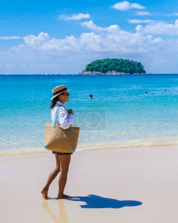 Téléchargez les photos : Kata plage Phuket Thaïlande par une journée ensoleillée avec un ciel bleu, les femmes asiatiques se promène sur la plage femmes - en image libre de droit