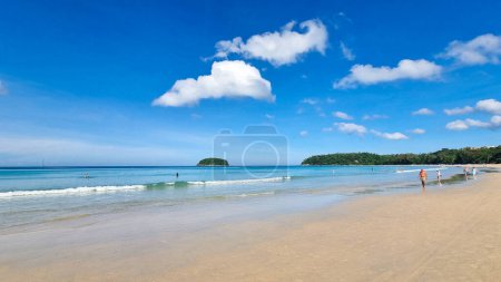 Téléchargez les photos : Kata plage Phuket Thaïlande Novembre 2022, plage complète en haute saison par une journée ensoleillée avec un ciel bleu - en image libre de droit